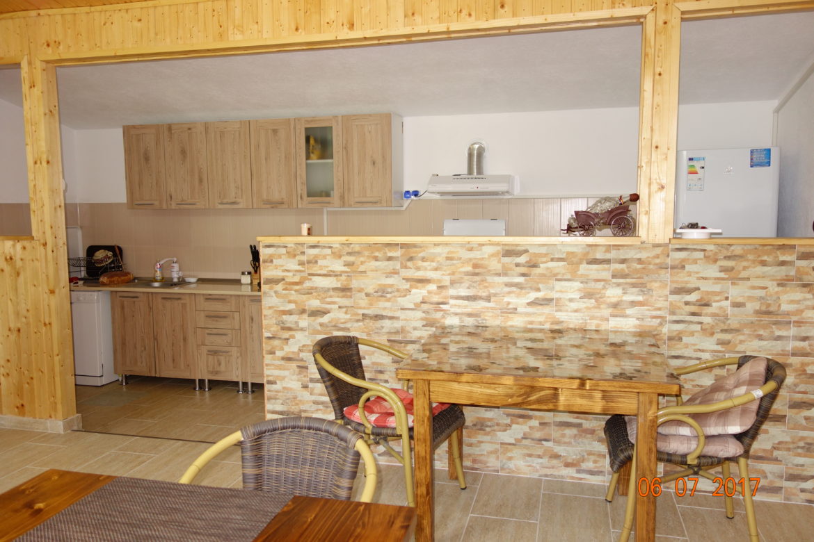 trei frigidere, aragaz, espresor
