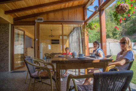 dimineata pe terasa cu o cafea si un ceai la Casa Dorului dimineata pe terasa