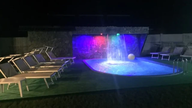 imagine lumini aprinse noaptea la piscina cazare cu piscina exterioara iluminata Casa Dorului