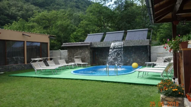 Piscina incalzita cu panouri solare piscina incalzita Casa Dorului