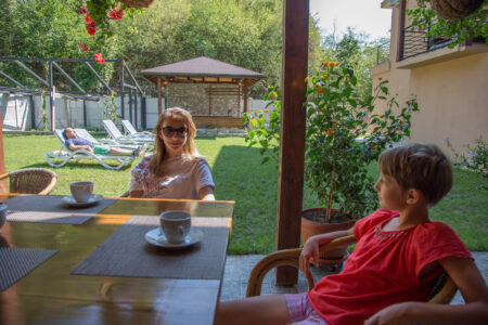 ceaiul preferat pe terasa la umbra sau in curte la soare familie clisura