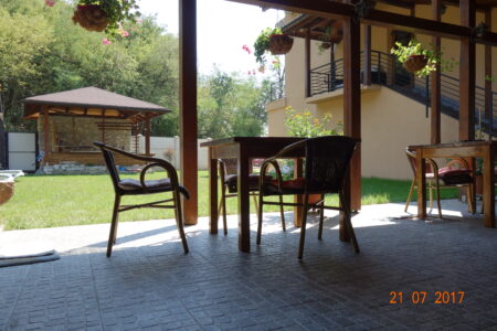 Casa Dorului: detaliu terasa si curte Casa Dorului: detaliu terasa si curte