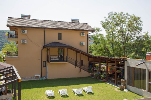 In curte la Casa Dorului