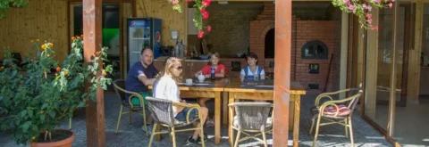 familie terasa pensiune Casa Dorului