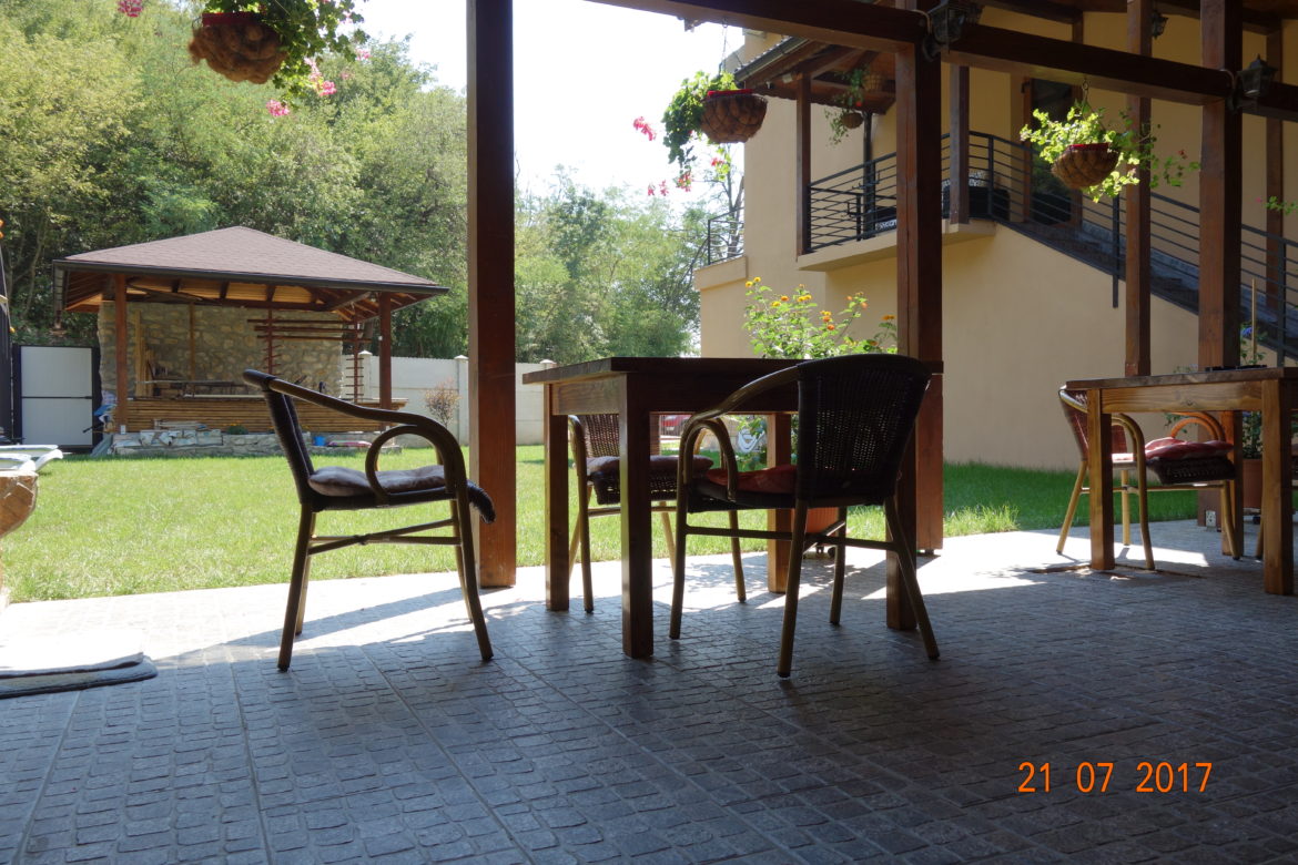 Casa Dorului: detaliu terasa si curte